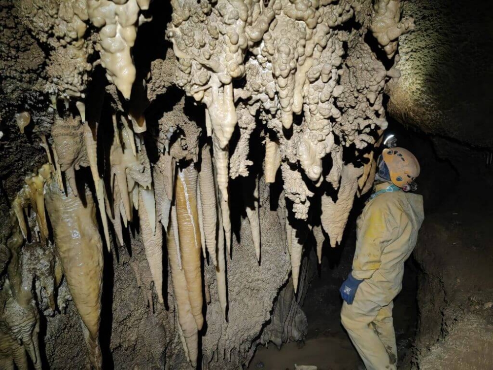 Stalaktity_i_stalagmity_v_peshere